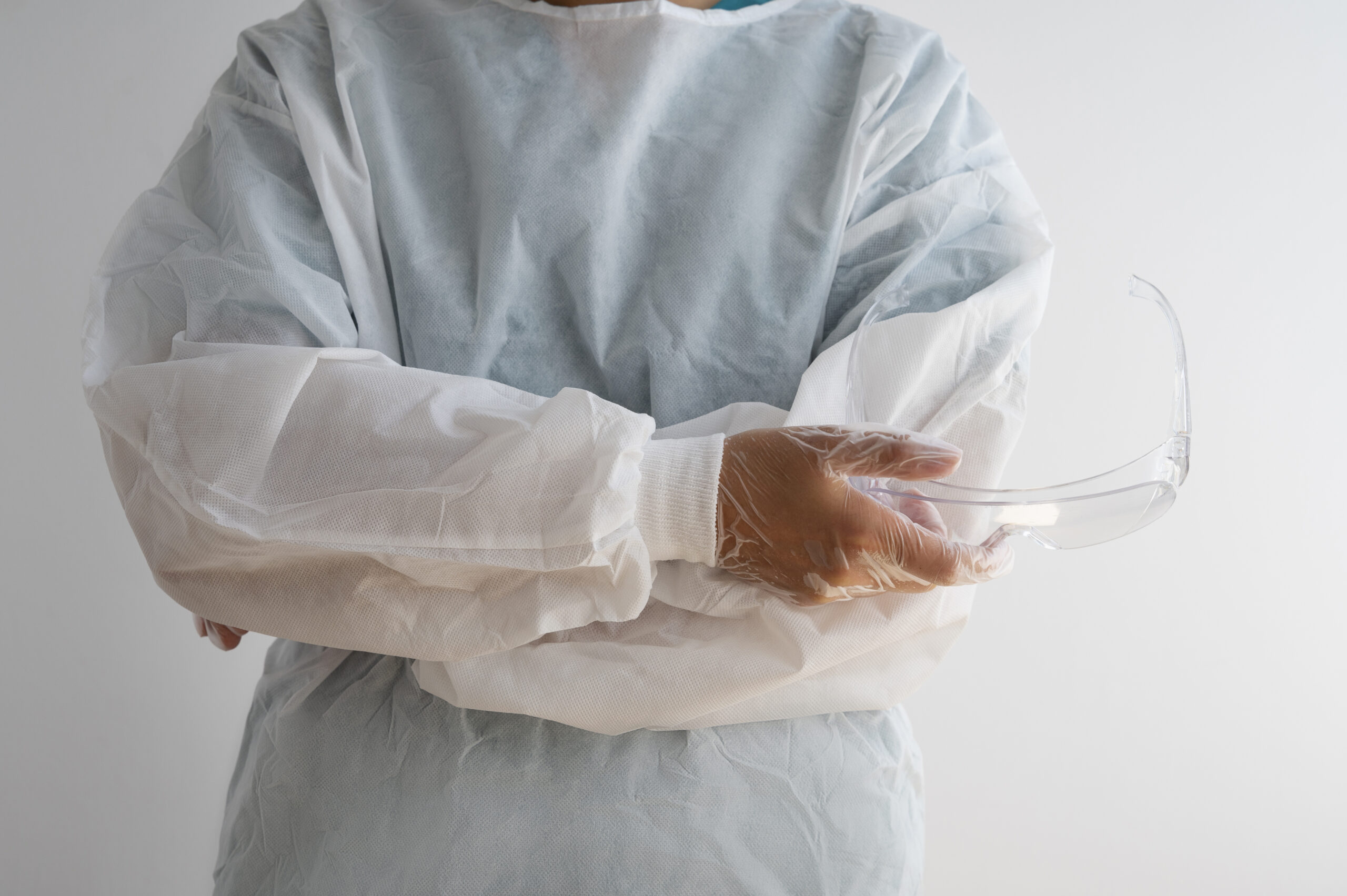 how to use surgical gown